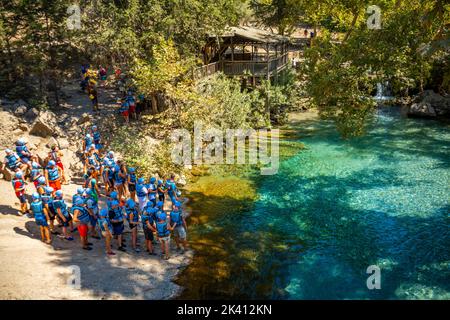 Manavgat, Turquie - 12 septembre 2022 : excursion en canyoning et rafting sur le fleuve Koprucay à Manavgat, Antalya, Turquie Banque D'Images