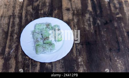 'Kuih putu bambu' est un gâteau fait à partir de farine de riz et formé à l'aide de moules de bambou. L'arôme des feuilles de pandan de ce gâteau est très appétissant. Banque D'Images