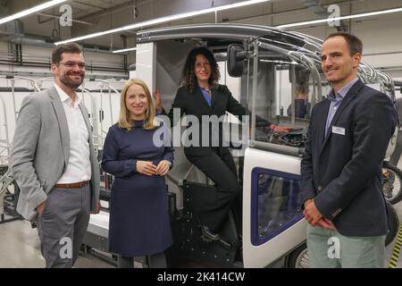 29 septembre 2022, Berlin : La fondatrice Philipp Kahle (l-r), Daniela Kluckert (FDP), secrétaire d'État parlementaire au ministère fédéral des Transports et des Affaires numériques, Bettina Jarasch (Bündnis90/Die Grünen), sénatrice des Transports, et le fondateur d'ONOMOTION Beres Seelbach se tiennent devant un ONO PAT (pédalier aidé à l'ouverture de la nouvelle usine de Cargobike E-E). Le Pedelec à trois roues est également autorisé à utiliser des pistes cyclables. Photo: Jörg Carstensen/dpa Banque D'Images