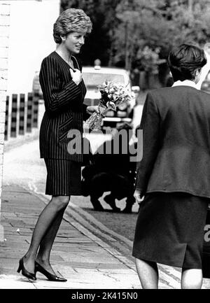 La princesse Diana, Lady Diana, lors d'un événement d'ouverture d'école à Richmond-on-Thames, Surrey, en 1993 Banque D'Images