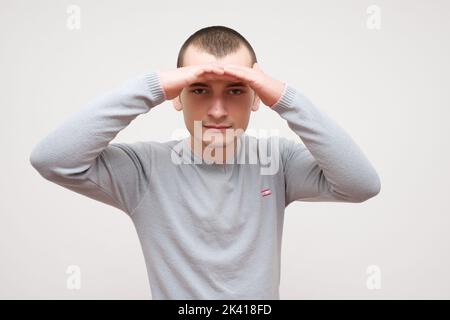 Nous attendons avec impatience les grandes attentes - homme d'affaires sur fond blanc photo de stock Banque D'Images