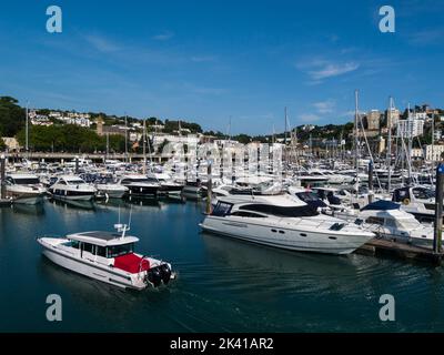 Bateau à moteur entrant à Torquay Marina d'un voyage en mer Devon Angleterre Royaume-Uni sur un temps calme de septembre jour Banque D'Images