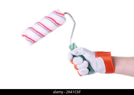Main tenant le rouleau de brosse de peinture isolé sur un fond blanc Banque D'Images