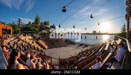 New York, parc public de Little Island au coucher du soleil. Parc surélevé avec amphithéâtre au Hudson River Park (Pier 55), West Village, Manhattan Banque D'Images