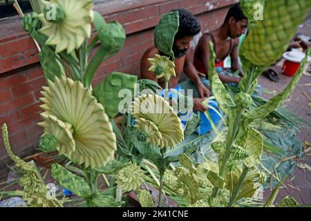 Artisanat sous forme de fleurs, d'arbres et d'autres formes faites de feuilles de palmier. Swapan, et ses assistants, Milan et Ripon, ont utilisé ce talent Banque D'Images