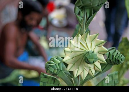 Artisanat sous forme de fleurs, d'arbres et d'autres formes faites de feuilles de palmier. Swapan, et ses assistants, Milan et Ripon, ont utilisé ce talent Banque D'Images