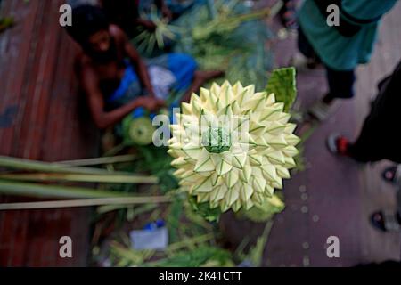 Artisanat sous forme de fleurs, d'arbres et d'autres formes faites de feuilles de palmier. Swapan, et ses assistants, Milan et Ripon, ont utilisé ce talent Banque D'Images