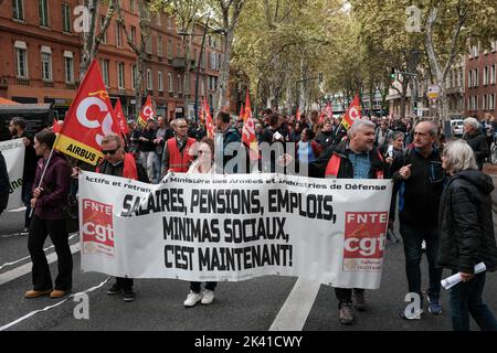 A Toulouse, comme dans beaucoup d'autres villes en France, plusieurs centaines de personnes ont répondu à l'appel des différents syndicats sur 29 septembre 2022. A travers ce jour de grèves et de manifestations, ils ont l'intention de lutter pour une augmentation des salaires pendant cette période d'inflation, mais aussi contre la réforme des retraites initiée par le gouvernement. Photo de Patrick Batard/ABACAPRESS.COM Banque D'Images