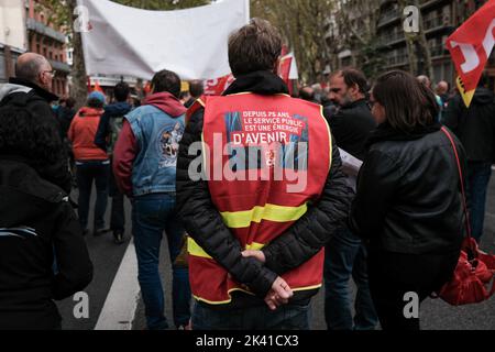 A Toulouse, comme dans beaucoup d'autres villes en France, plusieurs centaines de personnes ont répondu à l'appel des différents syndicats sur 29 septembre 2022. A travers ce jour de grèves et de manifestations, ils ont l'intention de lutter pour une augmentation des salaires pendant cette période d'inflation, mais aussi contre la réforme des retraites initiée par le gouvernement. Photo de Patrick Batard/ABACAPRESS.COM Banque D'Images