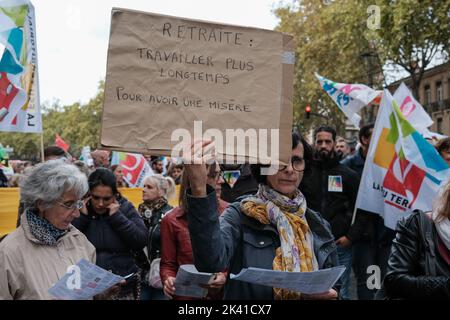 A Toulouse, comme dans beaucoup d'autres villes en France, plusieurs centaines de personnes ont répondu à l'appel des différents syndicats sur 29 septembre 2022. A travers ce jour de grèves et de manifestations, ils ont l'intention de lutter pour une augmentation des salaires pendant cette période d'inflation, mais aussi contre la réforme des retraites initiée par le gouvernement. Photo de Patrick Batard/ABACAPRESS.COM Banque D'Images