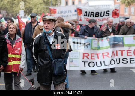 A Toulouse, comme dans beaucoup d'autres villes en France, plusieurs centaines de personnes ont répondu à l'appel des différents syndicats sur 29 septembre 2022. A travers ce jour de grèves et de manifestations, ils ont l'intention de lutter pour une augmentation des salaires pendant cette période d'inflation, mais aussi contre la réforme des retraites initiée par le gouvernement. Photo de Patrick Batard/ABACAPRESS.COM Banque D'Images