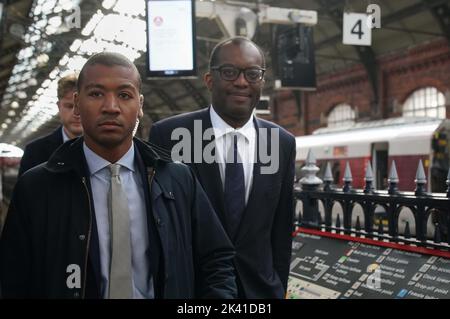 Le Chancelier Kwasi Kwarteng (à droite) arrive à la gare de Darlington pour visiter les entreprises locales. Date de la photo: Jeudi 29 septembre 2022. Banque D'Images
