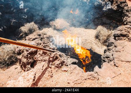 Un trou dans le sol brûlant à cause de la chaleur volcanique, Parc national de Timanfaya, Lanzarote, îles Canaries, Espagne Banque D'Images