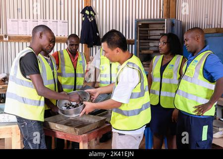 Wakiso, Ouganda. 24th septembre 2022. LYU Yong (2nd L, avant), ingénieur de la Chongqing International Construction Corporation (CICO), interagit avec les travailleurs à l'intérieur d'un laboratoire au camp de base du centre commercial de Kiti, dans le district de Wakiso, en Ouganda, le 24 septembre 2022. POUR ALLER AVEC "Feature: Des techniciens chinois conseillent de jeunes ingénieurs ougandais pour prendre en charge le futur" crédit: Hajarah Nalwadda/Xinhua/Alay Live News Banque D'Images