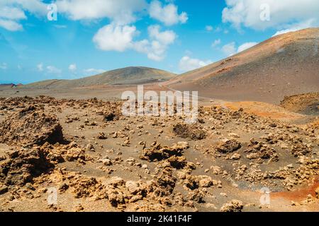 Paysage volcanique étonnant avec champs de lave dans le parc national de Timanfaya, Lanzarote, île des Canaries, Espagne Banque D'Images