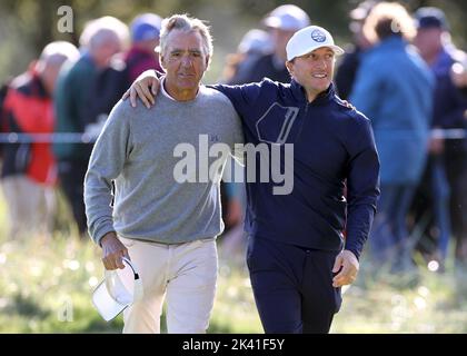 Chef de la direction de l'Association professionnelle des golfeurs d'Amérique Seth Waugh et Mark Noble le premier jour du championnat Alfred Dunhill Links 2022 à Carnoustie. Date de la photo: Jeudi 29 septembre 2022. Banque D'Images