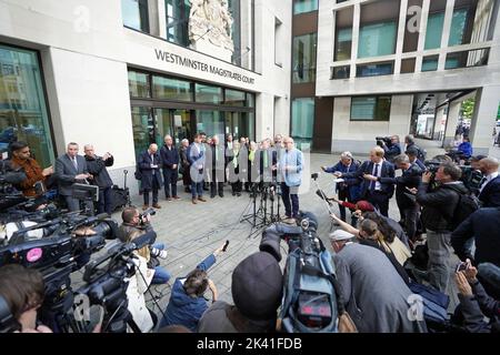 (Sixième à gauche) les parents de Harry Dunn, 19 ans, Tim Dunn (père), la belle-mère Tracey Dunn, Charlotte Charles (mère) et le beau-père Bruce Charles écoutent le porte-parole de la famille Radd Seiger (à droite) qui quitte le tribunal des magistrats de Westminster où la citoyenne américaine Anne Sacoolas, 45 ans, A reçu une caution inconditionnelle et l'affaire sera entendue à l'Old Bailey on 27 octobre. Elle doit faire face à des poursuites pénales accusées d'avoir causé la mort de M. Dunn par une conduite dangereuse, lorsque sa moto s'est écrasée dans une voiture en dehors de la base militaire américaine RAF Broughton sur 27 août 2019. Date de la photo: Jeudi Banque D'Images