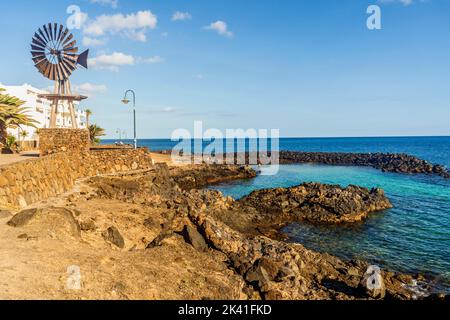 Vue sur la station balnéaire de Costa Teguise, Lanzarote, Canary Island, Espagne Banque D'Images