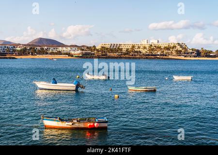 Vue sur la station balnéaire nommée Costa Teguise avec des bateaux en premier plan, Lanzarote, Canary Island, Espagne Banque D'Images