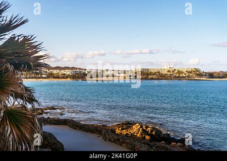 Vue sur la station balnéaire de Costa Teguise, Lanzarote, Canary Island, Espagne Banque D'Images