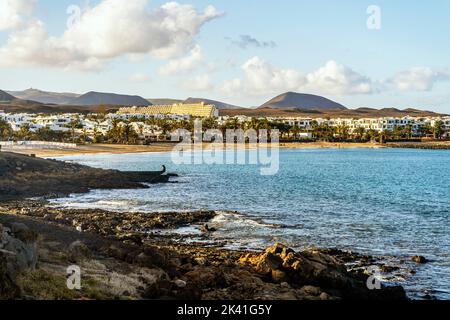 Vue sur la station balnéaire de Costa Teguise, Lanzarote, Canary Island, Espagne Banque D'Images