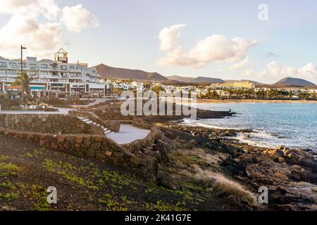 Vue sur la station balnéaire de Costa Teguise, Lanzarote, Canary Island, Espagne Banque D'Images