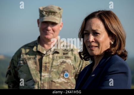 Séoul, Corée du Sud. 29th septembre 2022. Le vice-président Kamala Harris visite un poste d'observation militaire dans la zone démilitarisée (DMZ) séparant les deux Corées, à Panmunjom, en Corée du Sud, jeudi, 29 septembre 2022. Photo de Thomas Maresca/UPI crédit: UPI/Alay Live News Banque D'Images