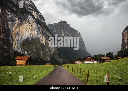 Vallée de Lauterbrunnen, Suisse. Alpes suisses. Route en montagne. Maisons en bois, chalet traditionnel. Banque D'Images