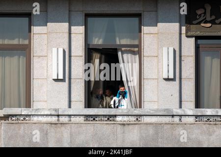 Séoul, Corée du Sud. 29th septembre 2022. Un soldat nord-coréen en costume noisette regarde jeudi à travers des jumelles vers le côté sud-coréen de la zone de sécurité commune (JSA) à la frontière avec la Corée du Nord à Panmunjom, en Corée du Sud, 29 septembre 2022. Le vice-président Kamala Harris s'est rendu dans la zone démilitarisée jeudi, un jour après que Pyongyang ait tiré deux missiles balistiques dans les eaux au large de sa côte est. Photo de Thomas Maresca/UPI crédit: UPI/Alay Live News Banque D'Images