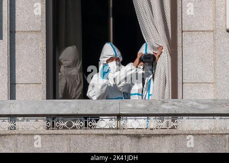 Séoul, Corée du Sud. 29th septembre 2022. Les soldats nord-coréens regardent à travers des jumelles vers le côté sud-coréen de la zone de sécurité commune (JSA) à la frontière avec la Corée du Nord à Panmunjom, en Corée du Sud, jeudi, 29 septembre 2022. Le vice-président Kamala Harris s'est rendu dans la zone démilitarisée jeudi, un jour après que Pyongyang ait tiré deux missiles balistiques dans les eaux au large de sa côte est. Photo de Thomas Maresca/UPI crédit: UPI/Alay Live News Banque D'Images