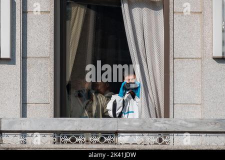 Séoul, Corée du Sud. 29th septembre 2022. Un soldat nord-coréen en costume noisette regarde jeudi à travers des jumelles vers le côté sud-coréen de la zone de sécurité commune (JSA) à la frontière avec la Corée du Nord à Panmunjom, en Corée du Sud, 29 septembre 2022. Le vice-président Kamala Harris s'est rendu dans la zone démilitarisée jeudi, un jour après que Pyongyang ait tiré deux missiles balistiques dans les eaux au large de sa côte est. Photo de Thomas Maresca/UPI crédit: UPI/Alay Live News Banque D'Images