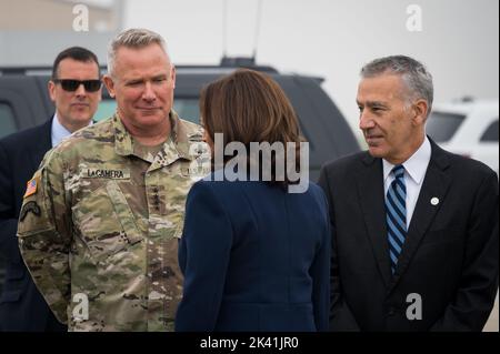 Séoul, Corée du Sud. 29th septembre 2022. Le vice-président Kamala Harris s'entretient avec l'ambassadeur des États-Unis en Corée du Sud, Philip Goldberg (R), et le commandant du général de Corée des Forces américaines, Paul LaCamera, à la base aérienne d'Osan, à Pyeongtaek (Corée du Sud), jeudi, 29 septembre 2022. Photo de Thomas Maresca/UPI crédit: UPI/Alay Live News Banque D'Images