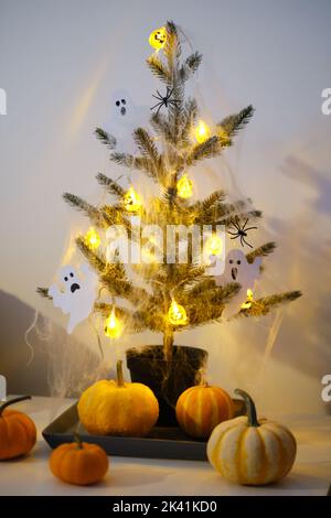 Arbre d'Halloween avec lumières de glace sous forme de citrouilles.Lanterne de Jack. Banque D'Images