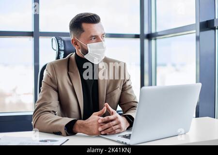 homme d'affaires attentionné assis à son bureau. Banque D'Images