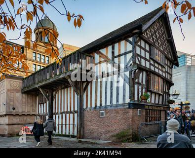 Le Old Wellington Inn, l'un des plus anciens de Manchester, a été construit en 1552 près de la rue du marché. Banque D'Images