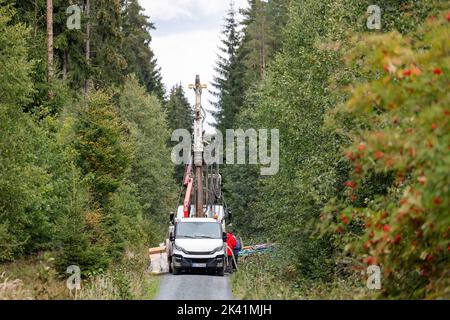 Selb, Allemagne. 29th septembre 2022. Le forage de terre dans la forêt près de Selb. Le Bureau d'État pour l'environnement utilise le forage pour rechercher des activités volcaniques antérieures dans la région. La région était encore volcanique active jusqu'à l'âge de pierre. Credit: Daniel Löb/dpa/Alay Live News Banque D'Images