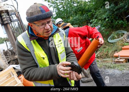 Selb, Allemagne. 29th septembre 2022. Le géologue Ernst Kroemer montre des échantillons de sol d'une profondeur de 50 mètres. Le Bureau d'État pour l'environnement utilise le forage pour étudier l'activité volcanique antérieure dans la région. La région était encore volcanique active jusqu'à l'âge de pierre. Credit: Daniel Löb/dpa/Alay Live News Banque D'Images