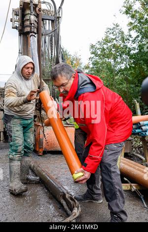 Selb, Allemagne. 29th septembre 2022. Le géologue Johann Rohrmüller (r) tient un tube contenant un échantillon de sol. Le Bureau d'État pour l'environnement utilise le forage pour étudier l'activité volcanique antérieure dans la région. La région était encore volcanique active jusqu'à l'âge de pierre. Credit: Daniel Löb/dpa/Alay Live News Banque D'Images