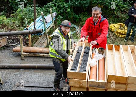 Selb, Allemagne. 29th septembre 2022. Les géologues Ernst Kroemer (l) et Johann Rohrmüller (r) montrent un échantillon de sol d'une profondeur comprise entre 15 et 16 mètres. Le Bureau d'État pour l'environnement utilise le forage pour étudier l'activité volcanique antérieure dans la région. La région était encore volcanique active jusqu'à l'âge de pierre. Credit: Daniel Löb/dpa/Alay Live News Banque D'Images