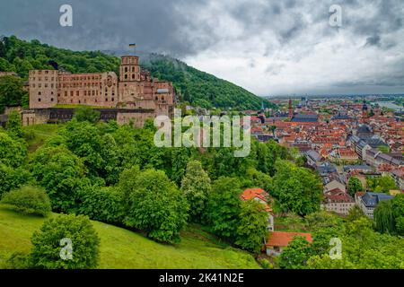 Nuages de pluie au-dessus de Heidelberg, de Scheffelterrasse vue sur le château et la ville, Bade-Wurtemberg, Allemagne Banque D'Images