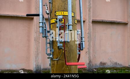Sectionneur haute tension sur un support de ligne de transmission en bois. Banque D'Images