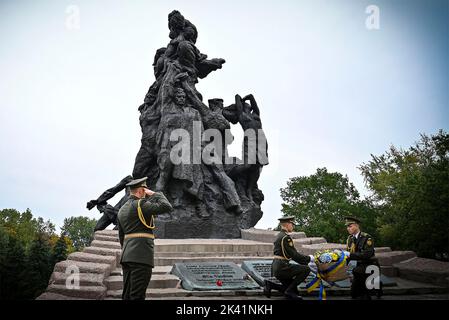 Kiev, Ukraine. 29th septembre 2022. Les gardes d'honneur ukrainiens placent un panier de fleurs marquant le 81st anniversaire de la tragédie de Babyn Yar, dans la réserve nationale historique et commémorative de Babyn Yar, à 29 septembre 2022, à Kiev, en Ukraine. Les événements ont honoré la mémoire de toutes les victimes des exécutions massives de civils par les Nazis à Kiev occupée pendant la Seconde Guerre mondiale Credit: Planetpix/Alamy Live News Banque D'Images