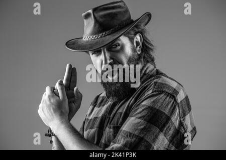 L'Ouest, les armes. Portrait d'un cow-boy. Bandit américain dans le masque, homme occidental avec chapeau. Noir et blanc Banque D'Images