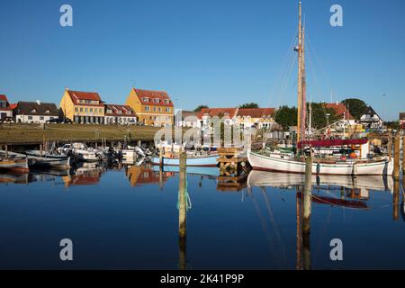 Bateaux de pêche reflétés dans le port de Gilleleje, Gilleleje, la Zélande, le Danemark, l'Europe Banque D'Images