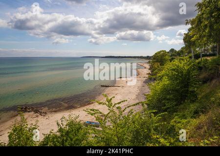 Vue le long de la plage vide à Munkerup en regardant vers Dronningmolle, Munkerup, la Zélande, le Danemark, l'Europe Banque D'Images