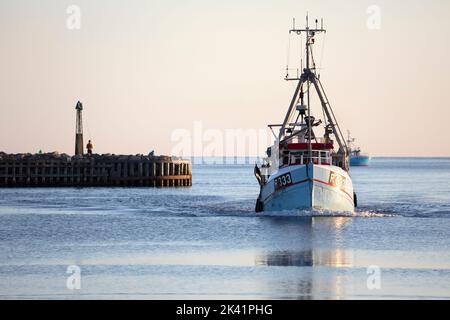 Chalutier de pêche retournant au port de Gilleleje tôt le matin, Gilleleje, Zélande, Danemark, Europe Banque D'Images