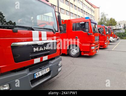 Kiev, Ukraine - 17 septembre 2022: Les camions d'incendie rouges sont en pleine alerte. Caserne de pompiers et équipement spécialisé de l'entreprise Banque D'Images