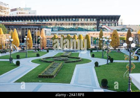 Iasi Cultural Palace et Palas Mall Park avec un beau regard de vert frais lors d'une journée ensoleillée d'été avec les gens qui marchent à travers Banque D'Images