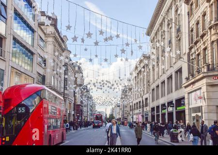 Londres, Royaume-Uni, 29th septembre 2022. Les lumières de Noël ont été installées trois mois plus tôt dans Oxford Street. Banque D'Images