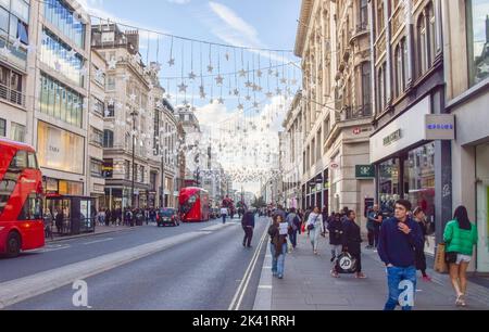 Londres, Royaume-Uni, 29th septembre 2022. Les lumières de Noël ont été installées trois mois plus tôt dans Oxford Street. Banque D'Images